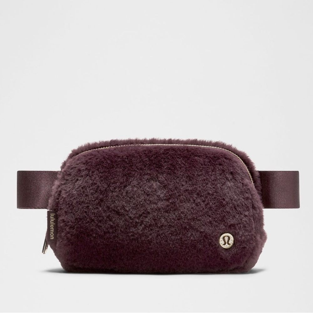 Lululemon Everywhere Belt Bag 1L Plush Fleece -
Black Plum/Gold